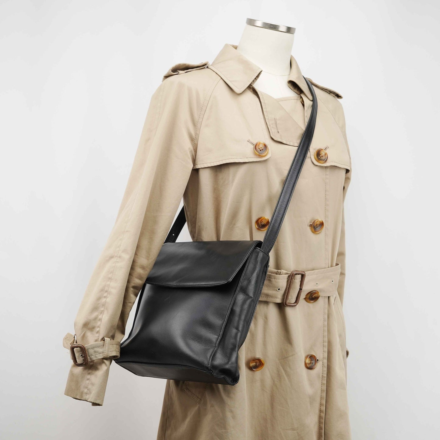 Valentino Garavani – Vintage Shoulder Bag in Black Leather