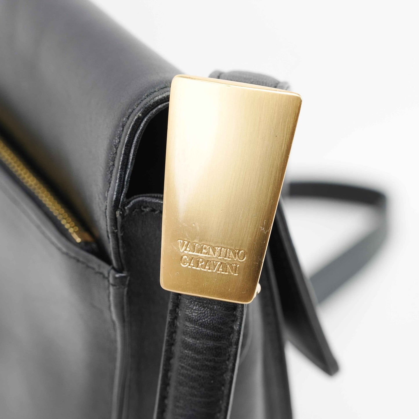 Valentino Garavani – Vintage Shoulder Bag in Black Leather