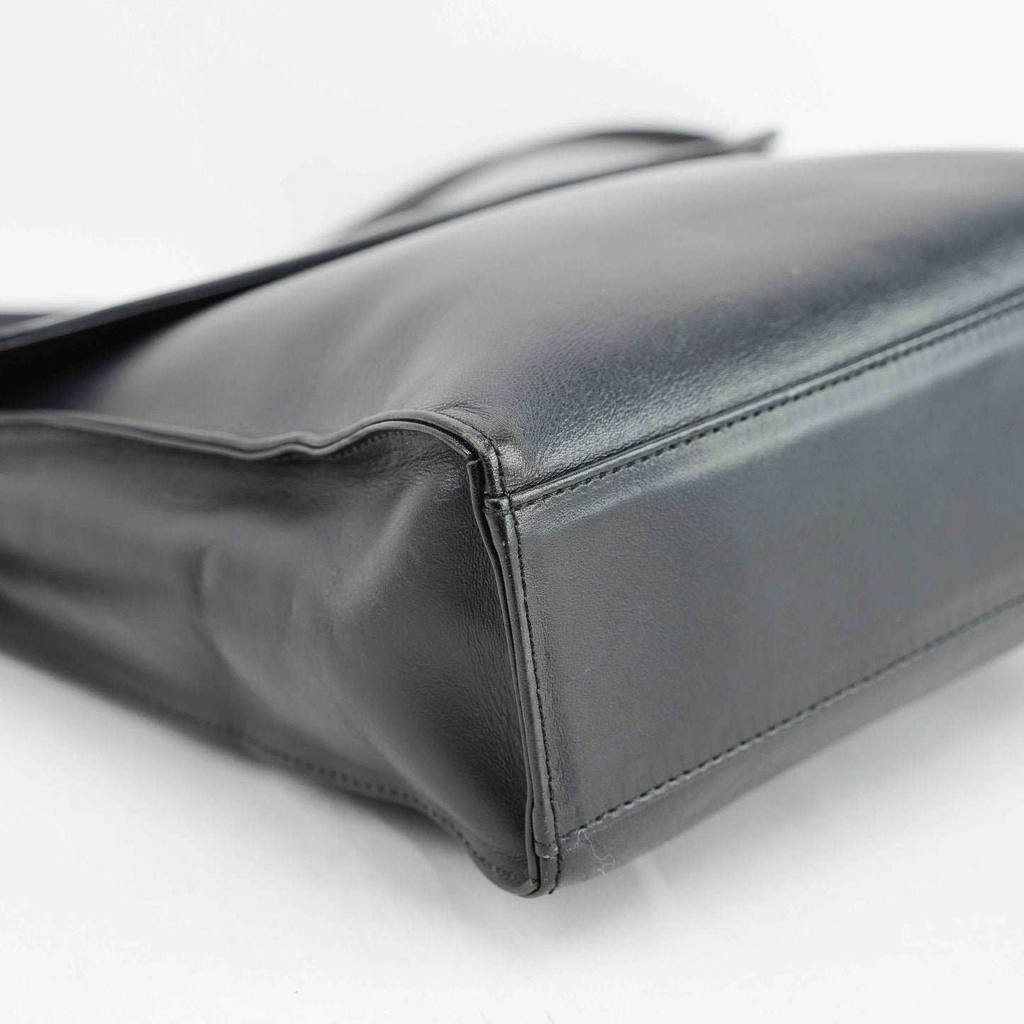 Valentino Garavani – Vintage Shoulder Bag in Black Leather