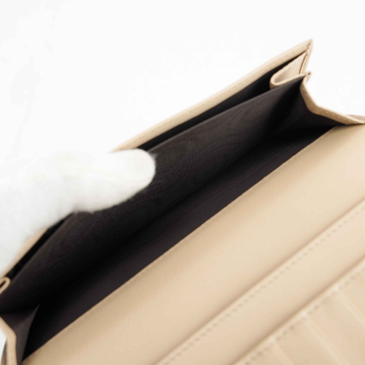 Gucci Beige Jacquard Canvas Trifold Wallet with Studded GG Logo – Model 231843