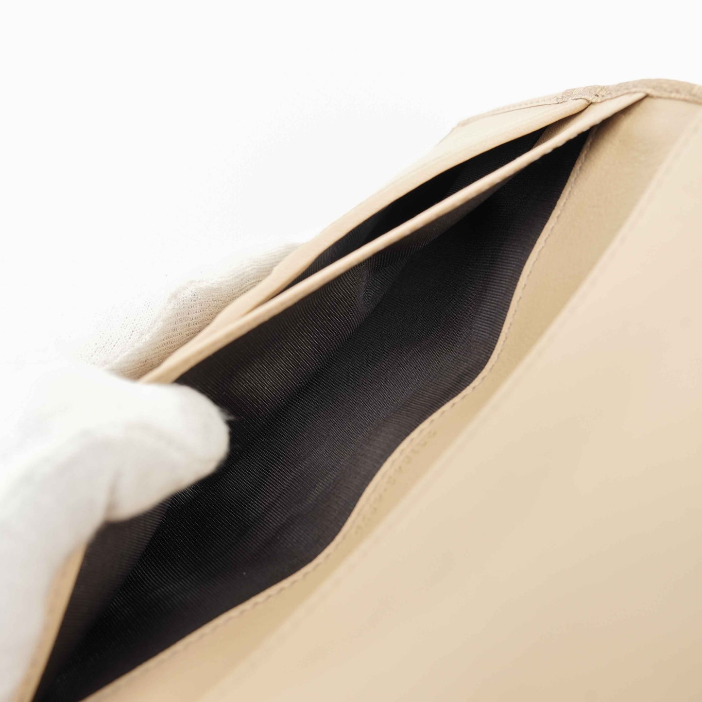 Gucci Beige Jacquard Canvas Trifold Wallet with Studded GG Logo – Model 231843