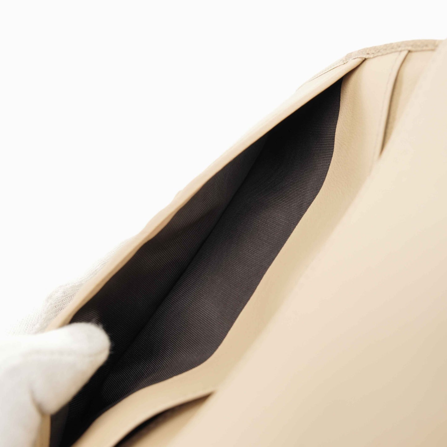 Gucci Beige Jacquard Canvas Trifold Wallet with Studded GG Logo – Model 231843