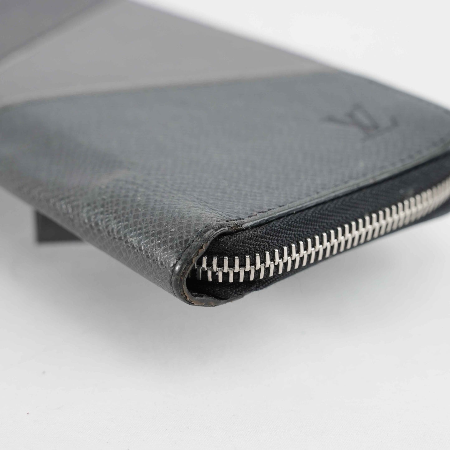 Authentic Louis Vuitton - Zippy Long Wallet in Graphite Grey Taiga Leather