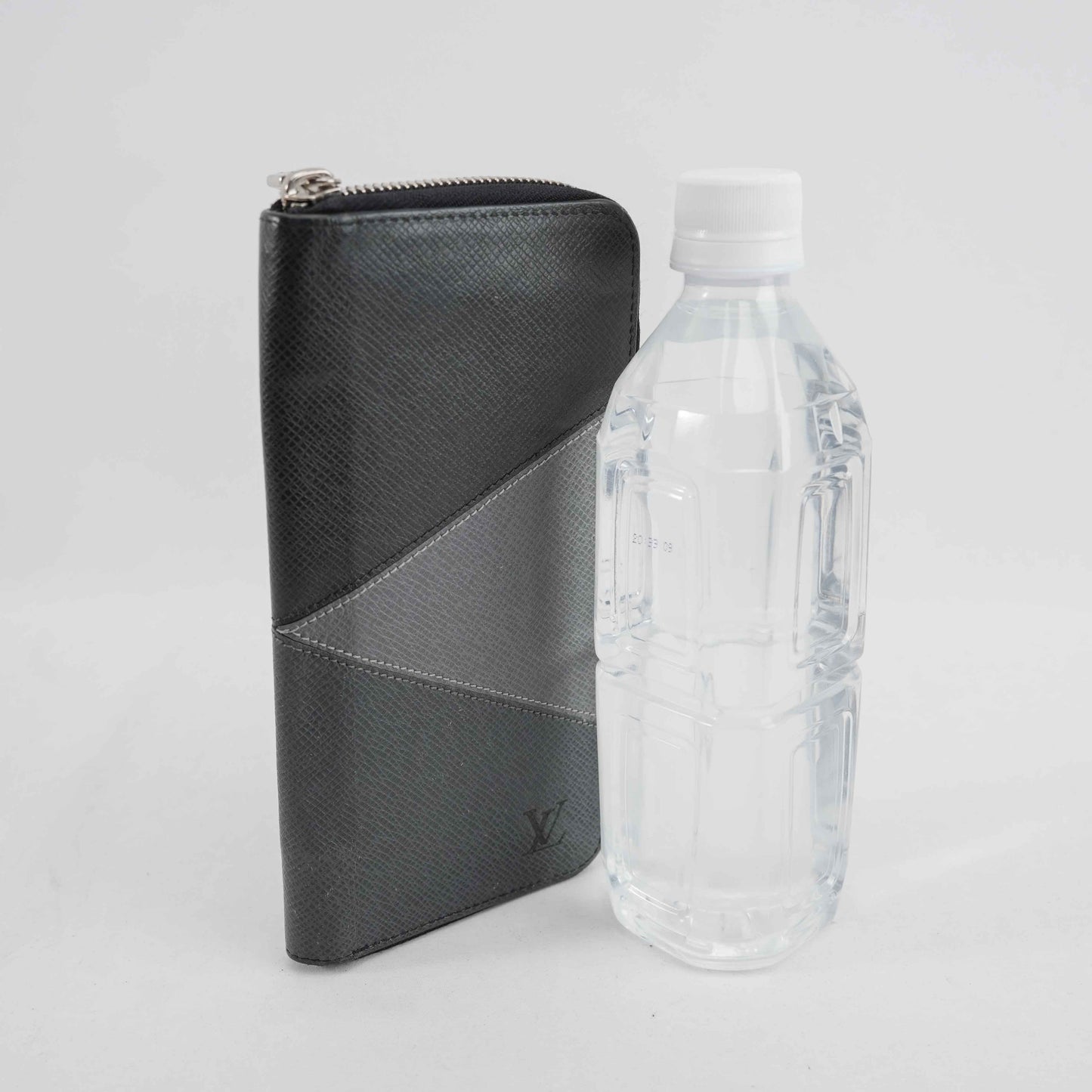 Authentic Louis Vuitton - Zippy Long Wallet in Graphite Grey Taiga Leather