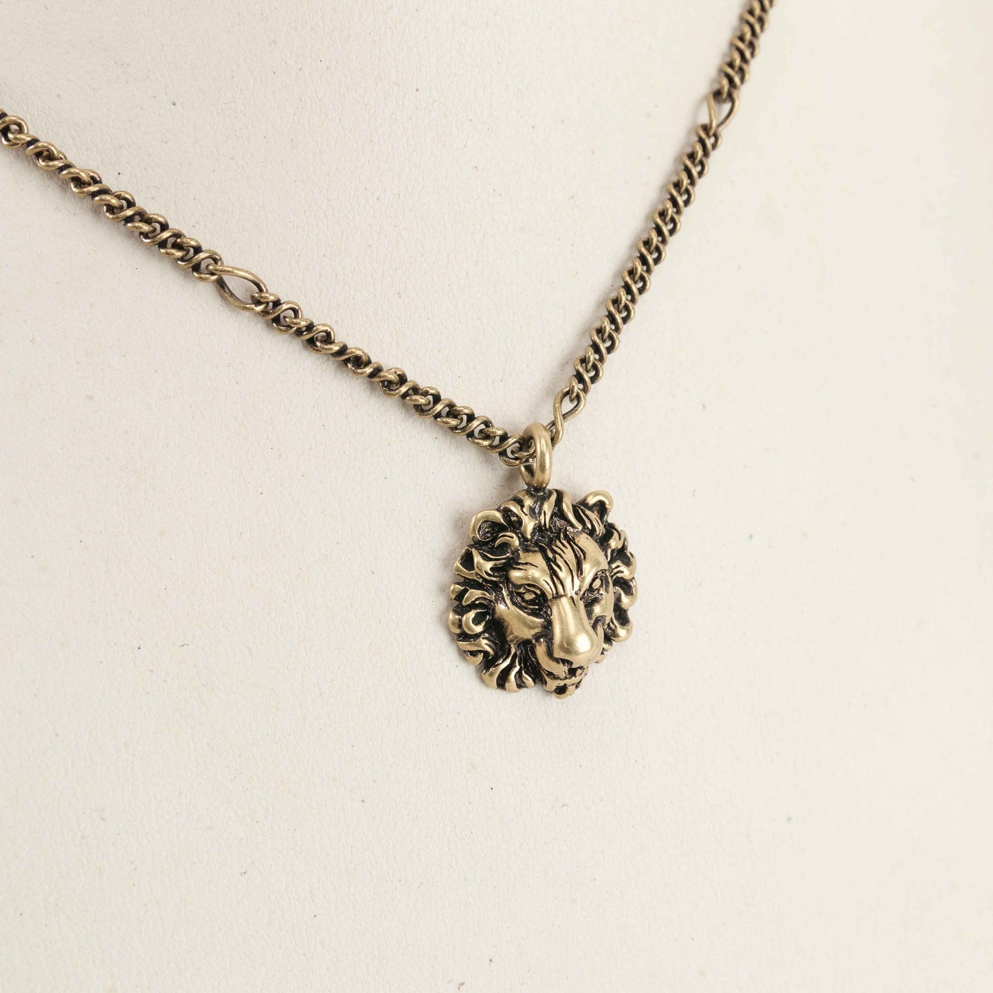Gucci Lion Head Necklace – Antique Gold-Tone Pendant Chain