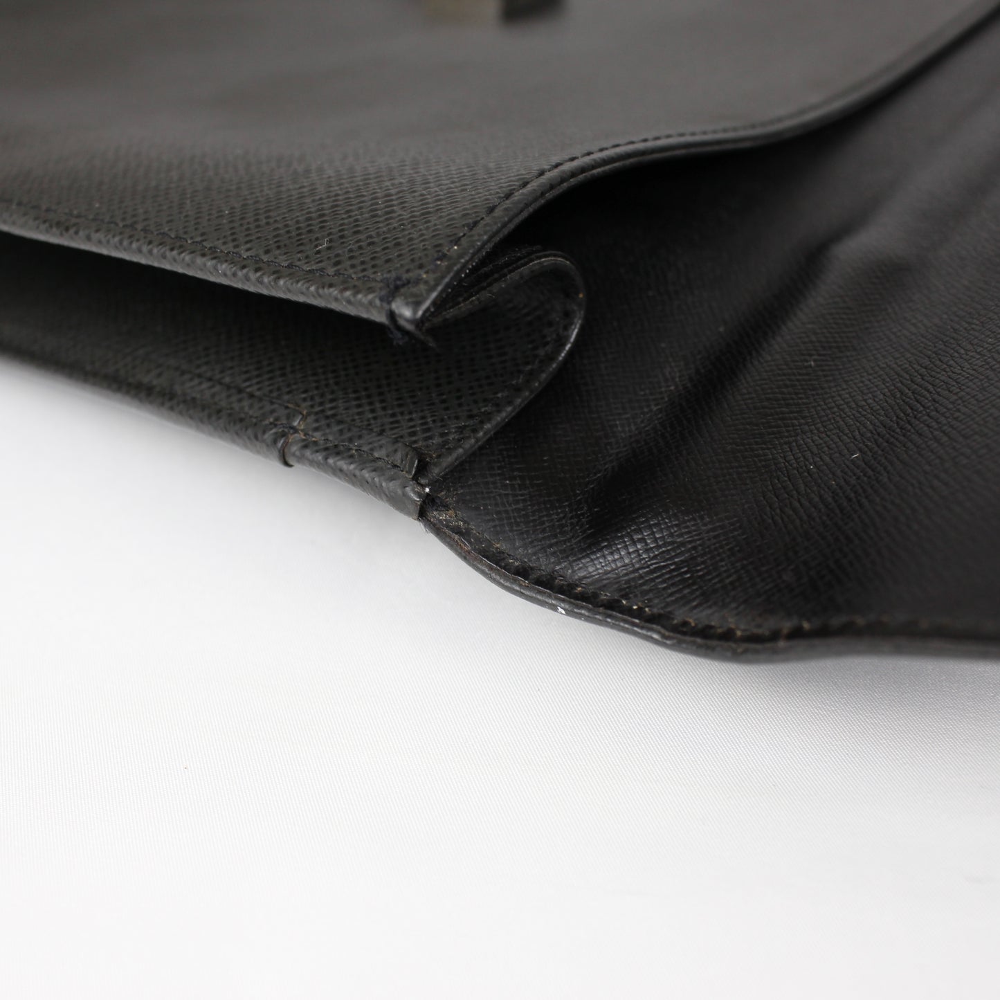 Louis Vuitton Taiga Leather Robusto 1 Briefcase – Black