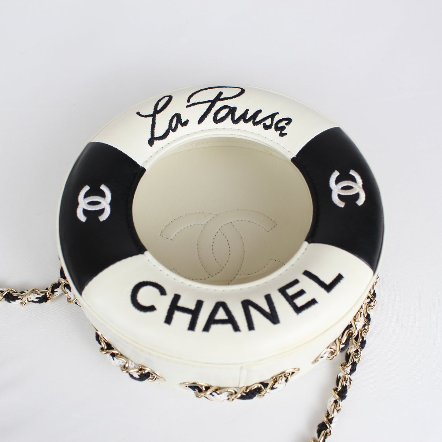 Chanel Cruise Collection “La Pausa” Lifesaver Round Crossbody Bag – White & Black Lambskin – ca. 2019