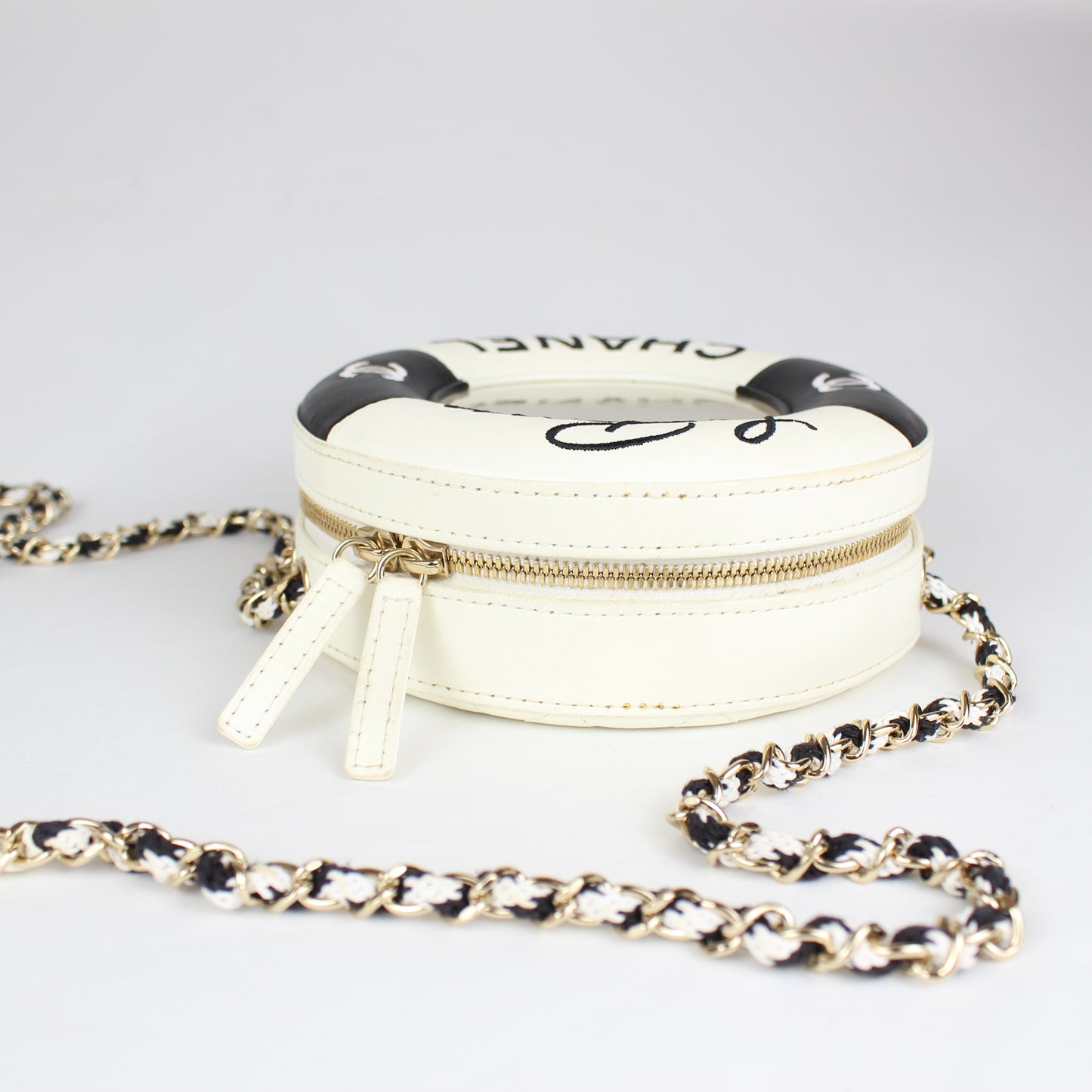 Chanel Cruise Collection “La Pausa” Lifesaver Round Crossbody Bag – White & Black Lambskin – ca. 2019