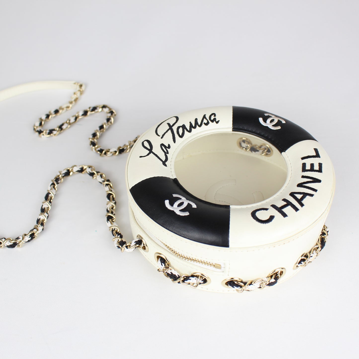 Chanel Cruise Collection “La Pausa” Lifesaver Round Crossbody Bag – White & Black Lambskin – ca. 2019