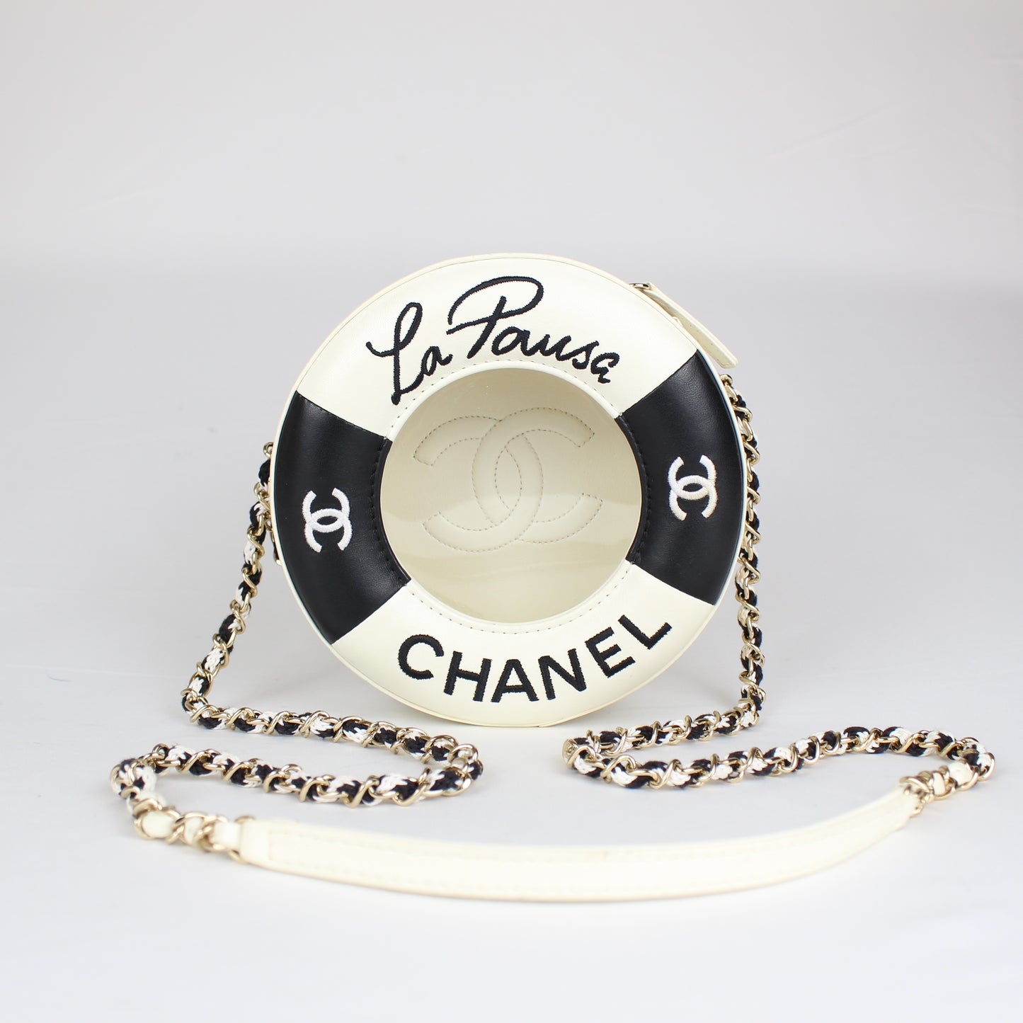 Chanel Cruise Collection “La Pausa” Lifesaver Round Crossbody Bag – White & Black Lambskin – ca. 2019